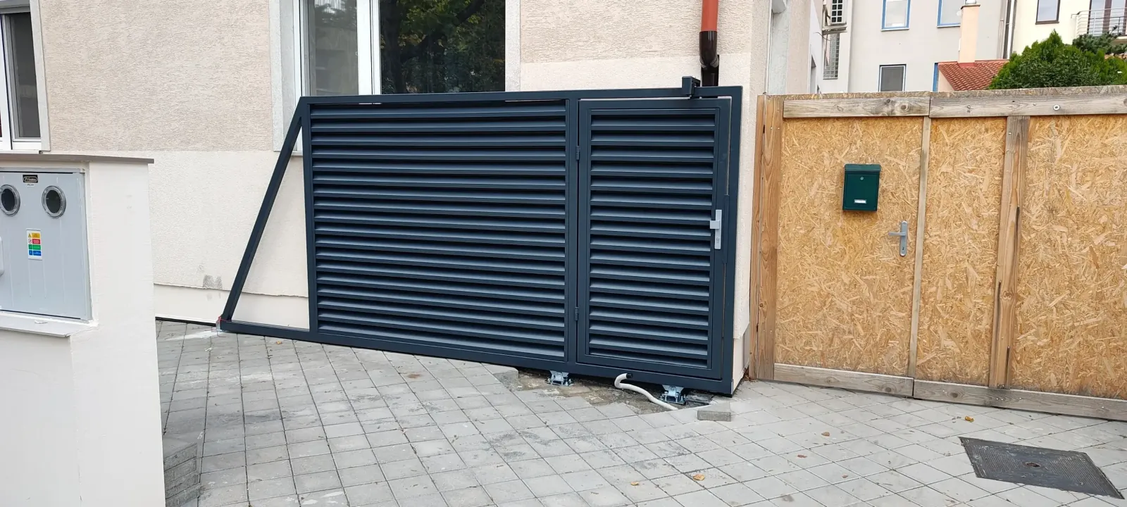 Samonosná posúvná brána s bráničkou, Bratislava