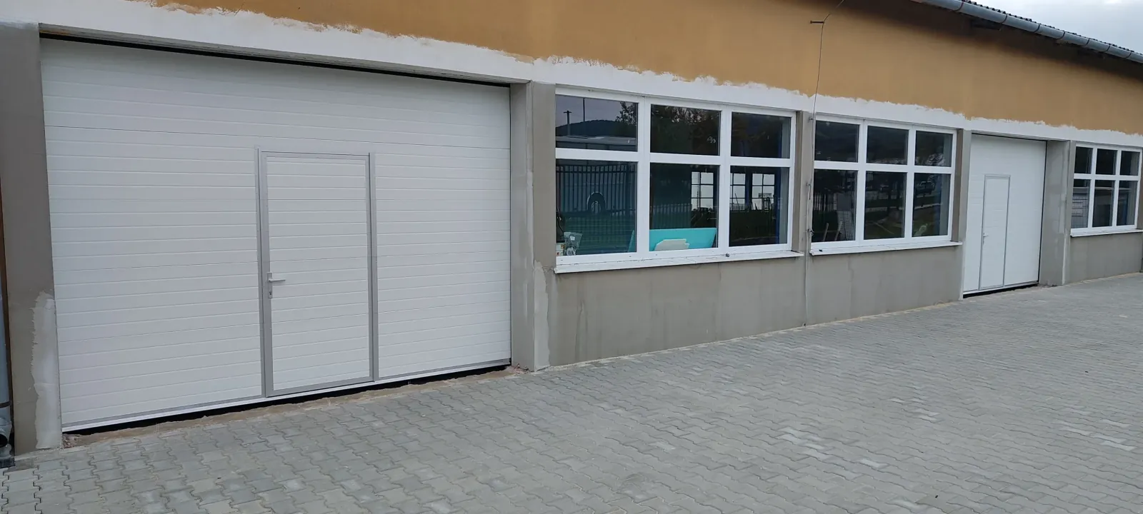 Sekčná brána s prechodovými dverami, Modra