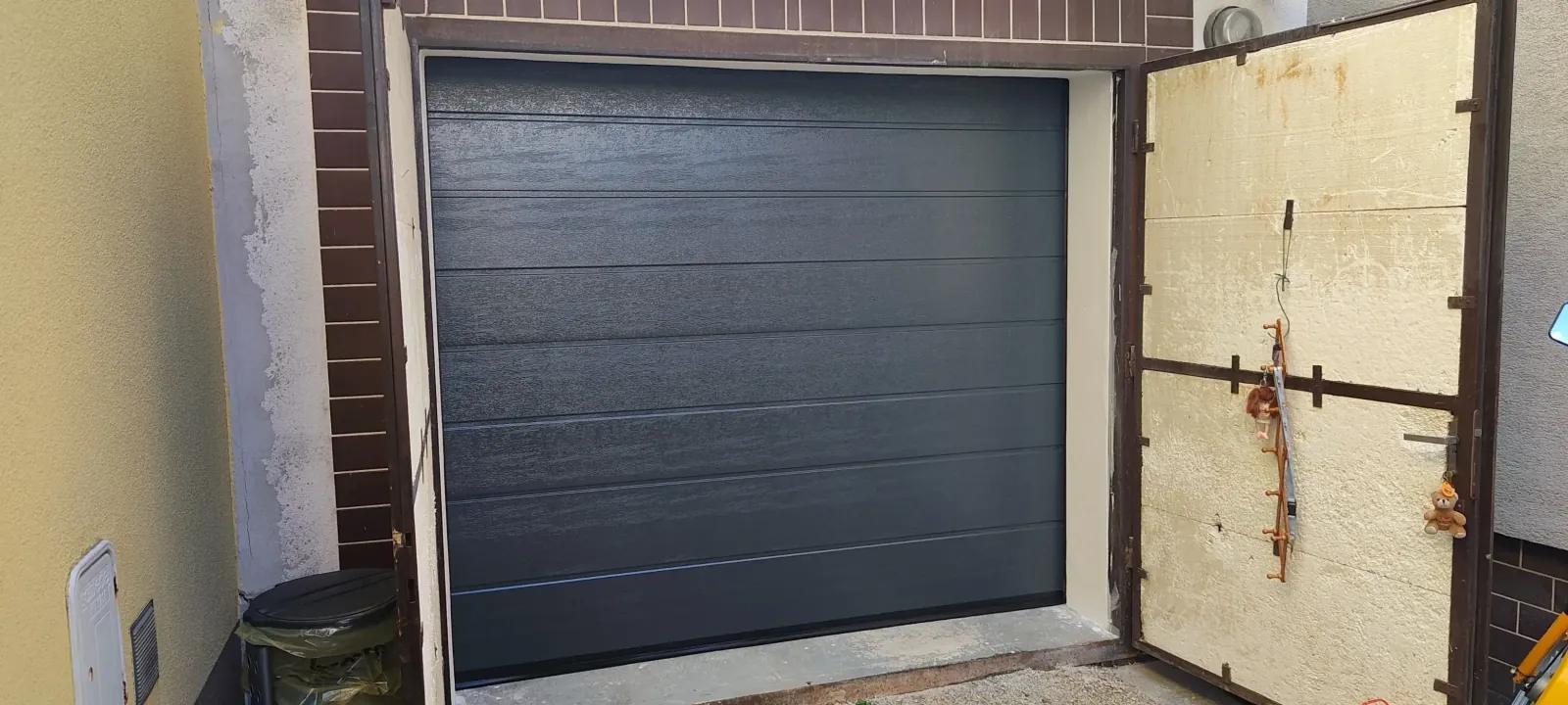 sekčná brána woodgrain RAL7016, Rožňava