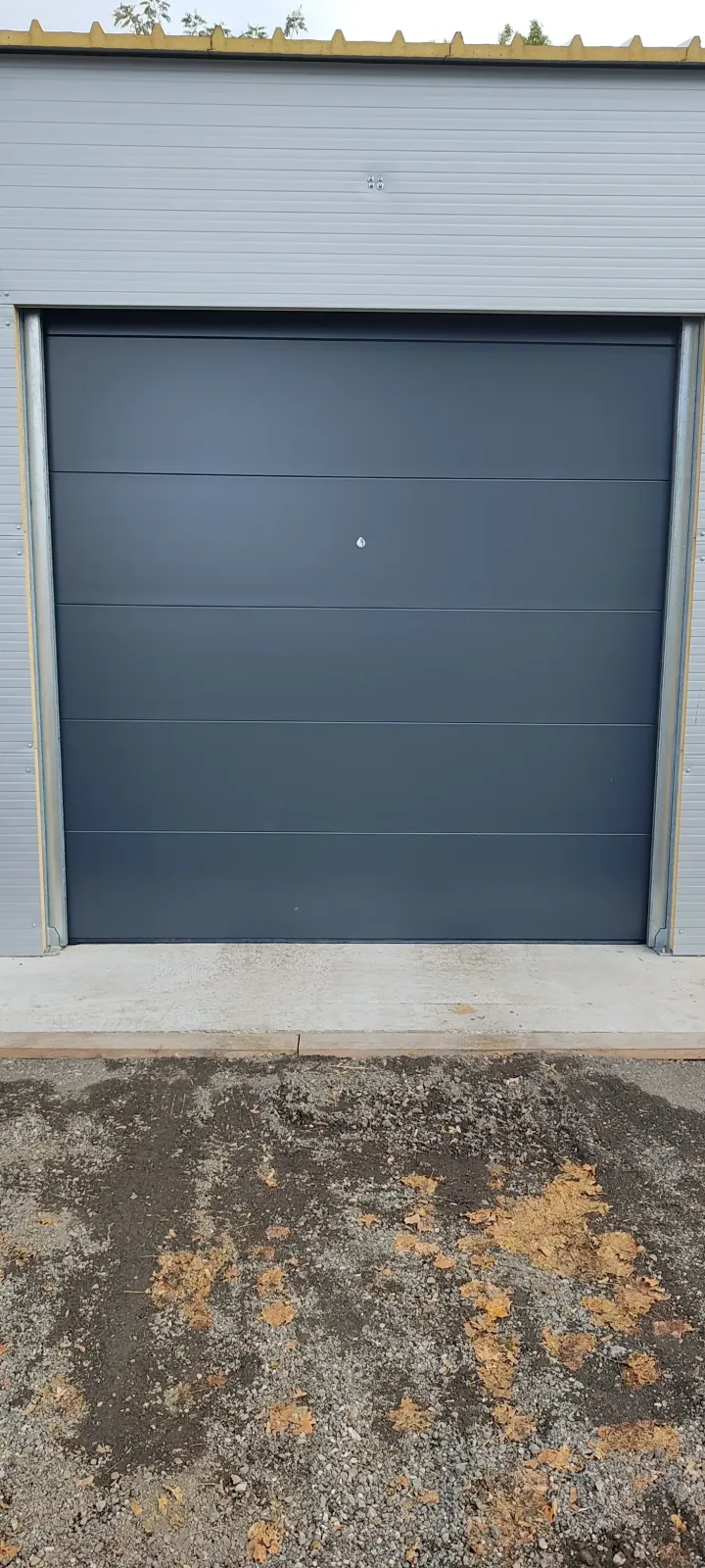Sekčná brána, hladký panel RAL7016, Hviezdoslavov